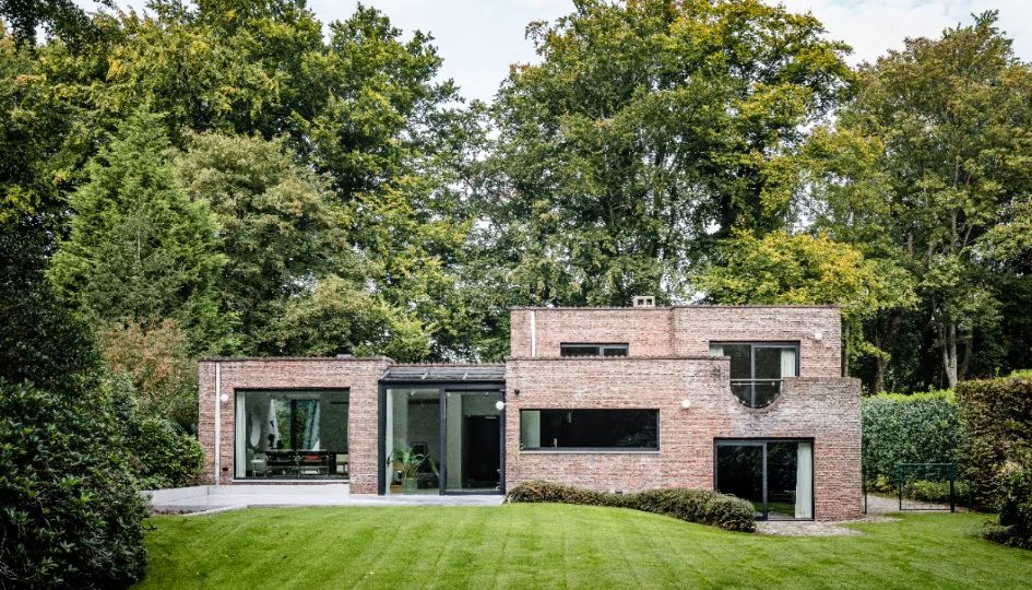 BELGIUM A RENOVATED HOUSE COMBINES THE POST-MODERN AND THE CONTEMPORARY