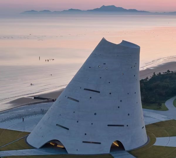 YANTAI – CHINA A TOWER DESIGNED AS A SUNDIAL